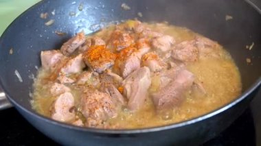 Et bir sos tavasında pişiriliyor ve üzerine baharatlar dökülüyor. Kapat.