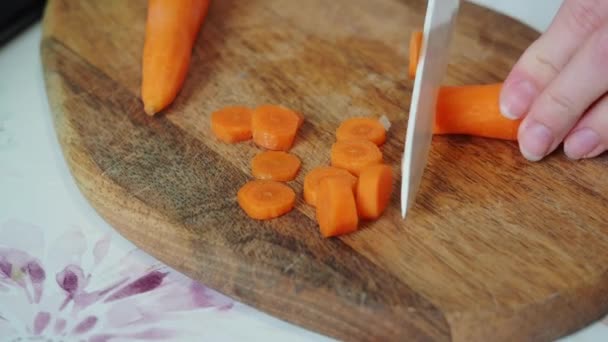 Trancher Les Carottes Bouillies Avec Couteau Sur Une Planche Close — Video