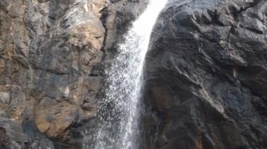 Genç bir kadın denizin kumlu sahillerinde koşuyor.