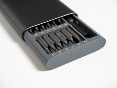 Beyaz arka planda bir çantada parçaları olan bir tornavida seti. iş için araçlar