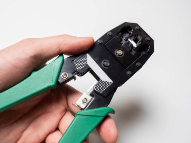 Erkeklerde internet kablo sıkıştırma aracı kapat