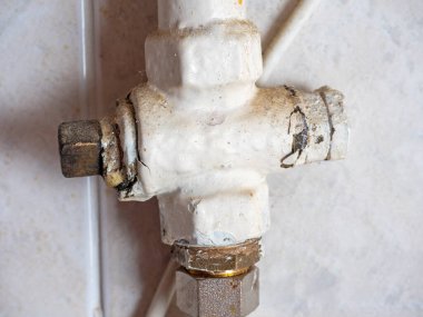Borudaki eski bir gaz vanası mutfaktaki ocağa gidiyor. Evde gaz patlaması tehlikesi, Astarachay ekipmanları.
