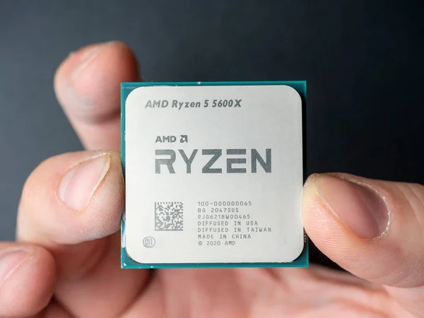 3.01.2021 Moskova. Yeni nesil Zen 3 AMD Ryzen 5600X bilgisayar işlemcisi hazır..