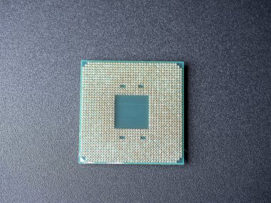 Karanlık bir arka planda bir sürü kaşığı olan bir bilgisayar işlemcisi. Üst manzara, düz yatış. Bilgisayarlar ya da dizüstü bilgisayarlar için merkezi bileşen