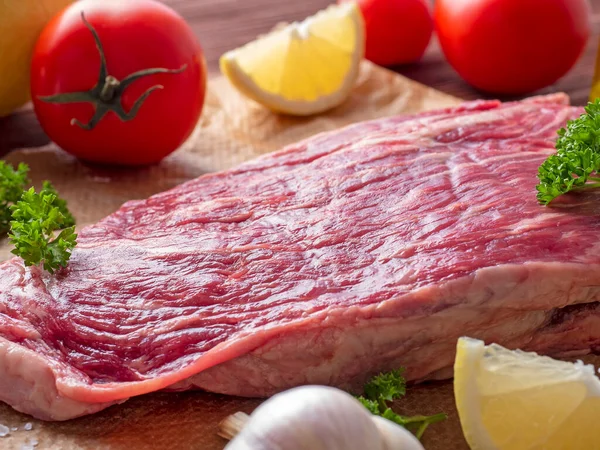 Ein Stück Frisches Rohes Rindfleisch Liegt Auf Pergament Umgeben Von — Stockfoto