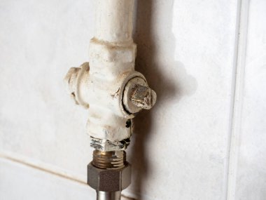 Borudaki eski bir gaz vanası mutfaktaki ocağa gidiyor. Evde gaz patlaması tehlikesi, Astarachay ekipmanları.