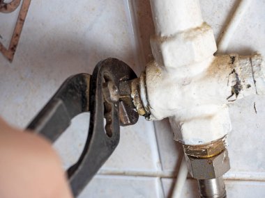 Evdeki gaz vanasının kerpetenle ayarlanmasıyla. Evde gaz patlaması tehlikesi, Astarachay ekipmanları.