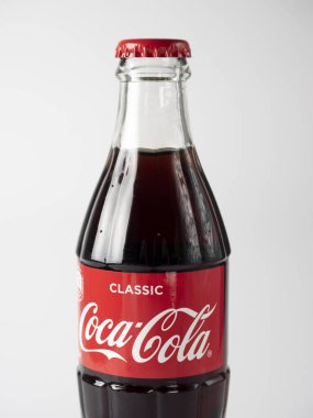 Rusya, Moskova, 03.03.2021 Coca Cola cam şişelerinin bir kısmı beyaz arka planda izole edilmiş. Tüm dünyada bilinen bir içki markası.