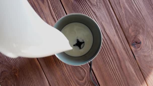 Espuma Leite Fundo Madeira Leite Derramado Dentro Processo Chicotear Leite — Vídeo de Stock