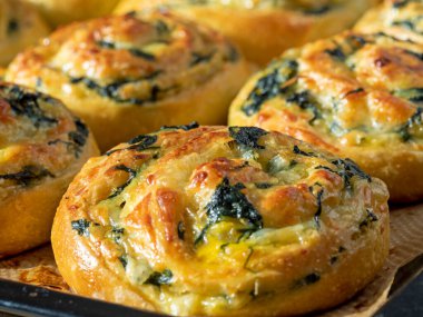 Fırın tepsisinde ıspanaklı ve peynirli hamur işi. Yan görünüm