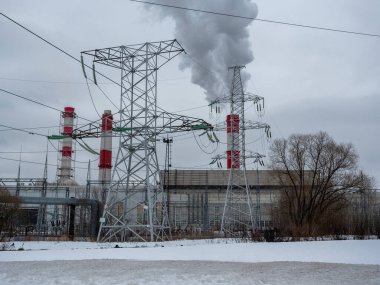 Kış şehri manzarası. Termik santralin sigara içme borusu. Buhar sopaları, elektrik hattı. Çevre kirliliği