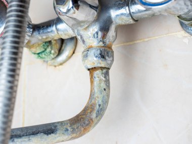 Musluğun üzerindeki pasın yakın plan görüntüsü. Krom soyma. Su sertliği sorunu