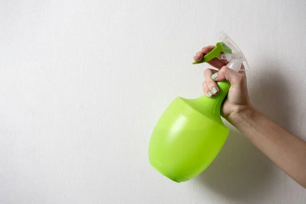 Mano Una Mujer Sostiene Una Botella Plástico Con Una Botella — Foto de Stock