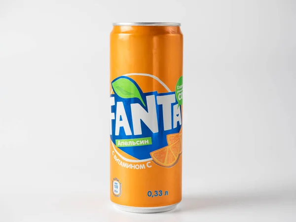 Fanta 'nın beyaz arka planda izole edilmiş tatlı karbonatlı içeceği olan alüminyum kutu, Rusya için yapılmış. Popüler içecek markası