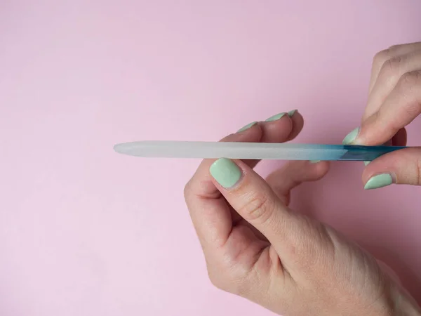 Une Femme Elle Même Colle Les Ongles Avec Une Lime — Photo