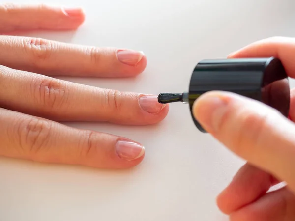 Aplicar Una Base Incolora Uña Manicura Casa — Foto de Stock