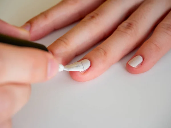 Aplicando Esmalte Branco Unha Conceito Manicure Cuidados Com Unhas — Fotografia de Stock