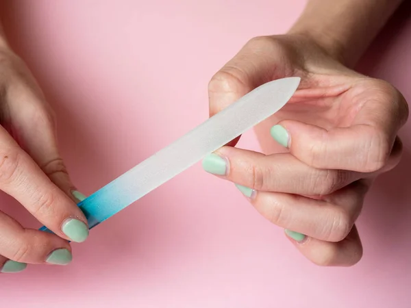 Uma Mulher Ela Mesma Está Arquivando Suas Unhas Com Uma — Fotografia de Stock