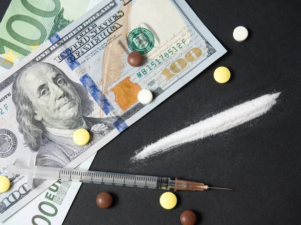 Een Zwarte Achtergrond Zijn Dollarbiljetten Verschillende Soorten Drugs Een Spuit — Stockfoto