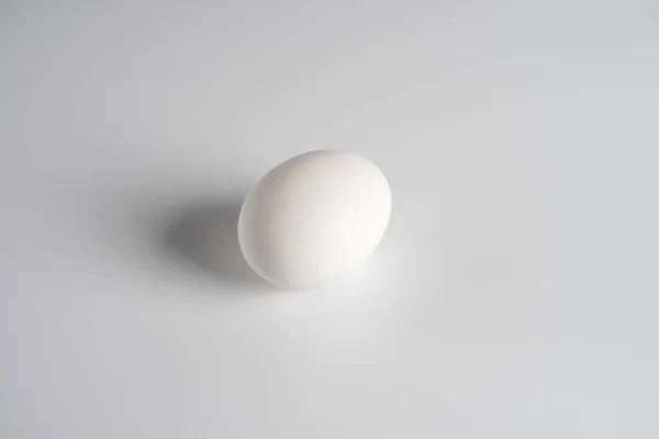 Huevo Gallina Blanca Yace Sobre Fondo Blanco Naturaleza Muerta Minimalista — Foto de Stock