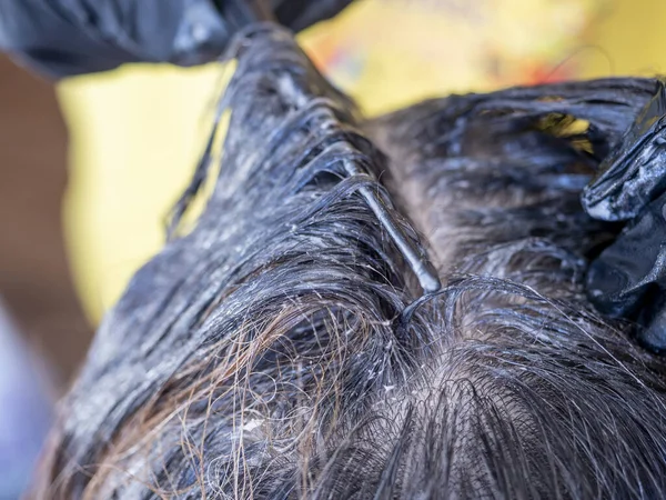 Saç Boyama Sırasında Kuaför Fırçayla Bir Tutam Saç Atar — Stok fotoğraf