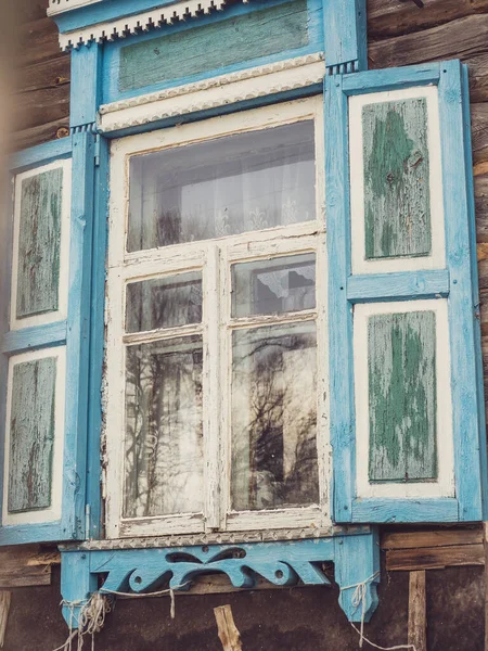 用蓝色百叶窗关上窗户 古式农村建筑 — 图库照片