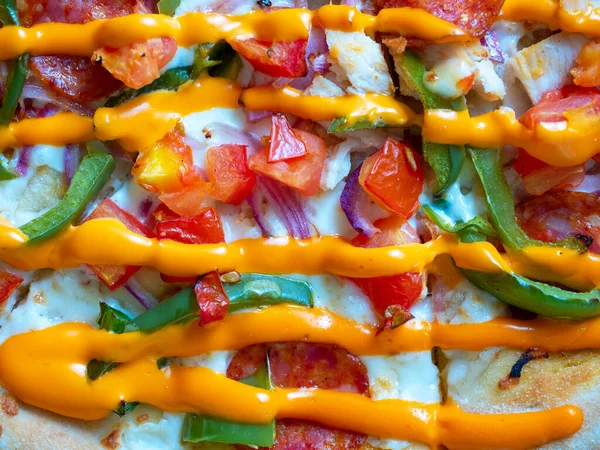 Close Uma Pizza Suculenta Deliciosa Regada Com Molho Picante Laranja — Fotografia de Stock