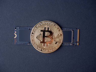 Siyah arkaplanda sssd m2 diski üzerinde bitcoin. SSD HDH disklerinde kripto para madenciliği kavramı