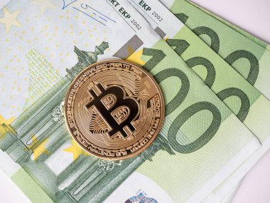 Altın Bitcoin 100 Euro 'luk banknotlarda. Kripto para ve para kavramı
