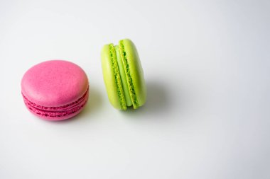 Beyaz arka planda renkli badem kurabiyeleri. Uzayı kopyala Tatlı ve lezzetli tatlı.