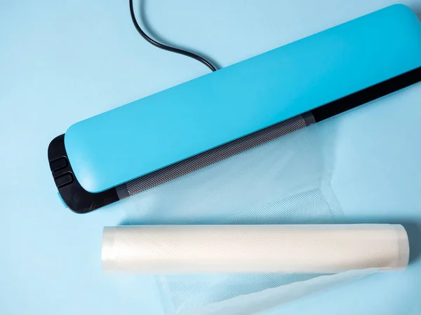 Primer Plano Una Empacadora Vacío Azul Sobre Fondo Azul Brillante — Foto de Stock