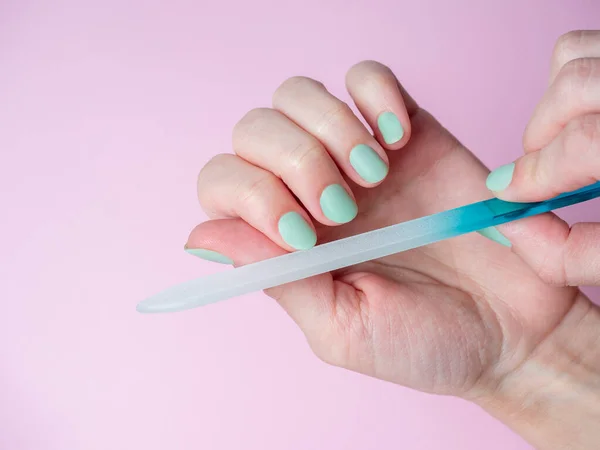 Une Femme Elle Même Colle Les Ongles Avec Une Lime — Photo