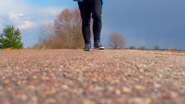 Hombre Camina Sobre Asfalto Cámara Día Soleado Brillante Pasos Vista — Vídeo de stock