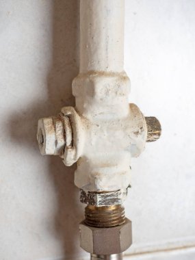 Borudaki eski bir gaz vanası mutfaktaki ocağa gidiyor. Evde gaz patlaması tehlikesi, Astarachay ekipmanları.