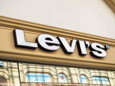 10.04.2021 Rusya, Moskova. LEVI 'nin şirketinin imzası Moskova' daki GUM mağazasında. Ünlü bir Amerikan giyim ve ayakkabı markası.