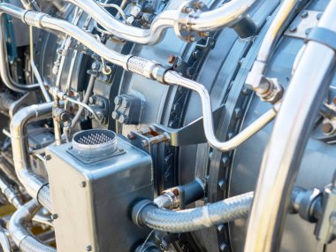 Gemi için yeni motora yakın çekim. Bir sürü borusu ve parçası olan mekanizma.