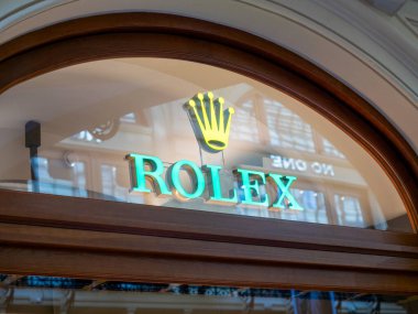 10.04.2021 Rusya, Moskova. GUM mağazasında Rolex tabelası. Kol saati ve aksesuar üreten İsviçreli saat şirketi