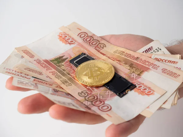 Mans Hand Håller Ryska Sedlar Ssd Disk Och Bitcoin Begreppet — Stockfoto