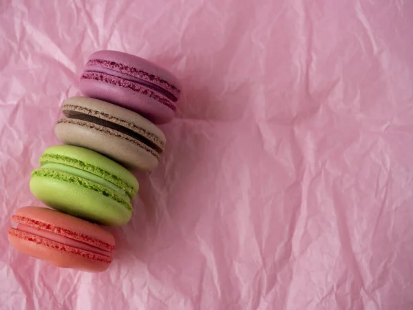 Les Biscuits Traditionnels Macaron Différentes Couleurs Reposent Sur Fond Papier — Photo