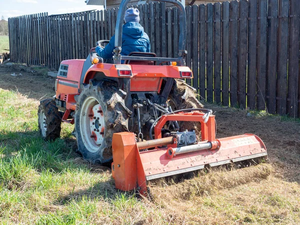 Homem Senta Pequeno Trator Dirige Através Campo Grama Mulching Cultivo — Fotografia de Stock