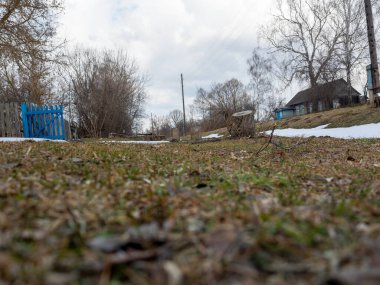 İlkbaharın başlarında kırsal alan. düşük açı