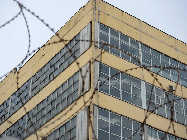 Primer Plano Del Edificio Detrás Del Alambre Púas Concepto Territorio — Foto de Stock