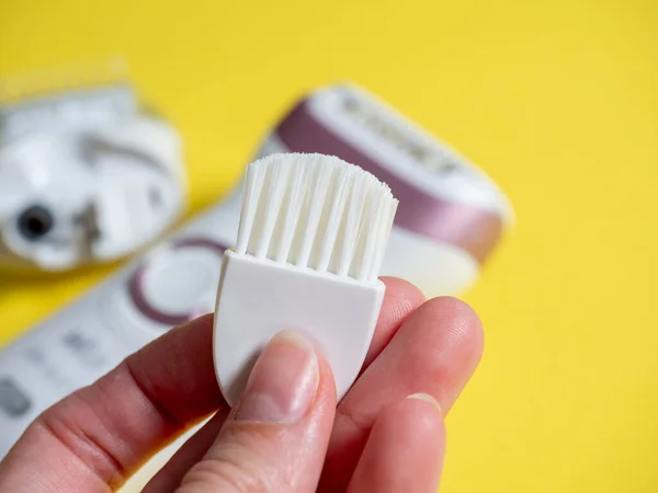 Primer Plano Cepillo Blanco Especial Para Limpiar Depiladora Concepto Cuidado — Foto de Stock