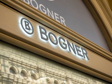 10.04.2021 Rusya, Moskova. Alışveriş merkezindeki Bogner mağazasının işareti. Tanınmış bir Alman giyim şirketi.