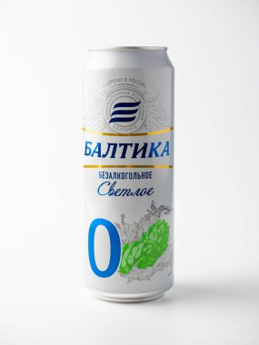 01.05.2021 Rusya, Moskova. Alüminyum kutu ve alkolsüz bira, Baltika Zero. Rus birası, soğuk bira, kavanozun üstüne damlacıklar. Geri dönüşüm için uygun ambalaj, ön görünüm