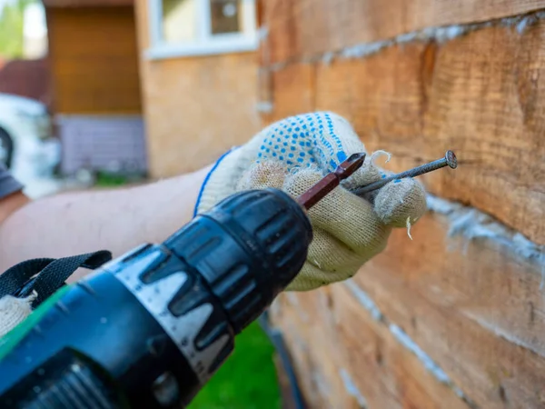 Versucht Ein Anfänger Mit Einem Elektroschrauber Einen Nagel Die Wand — Stockfoto