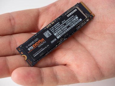 1.05.2021 Rusya, Moskova. SSD sabit diski NVMe 256GB Samsung EVO 970 Plus erkek elinde