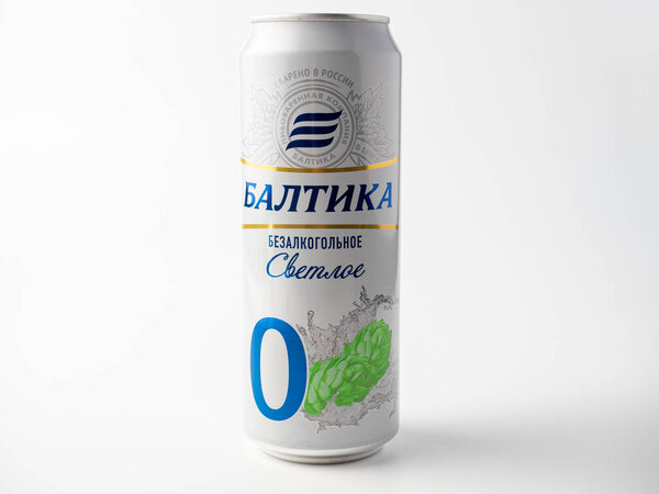 01.05.2021 Россия, Москва. Алюминиевая банка с безалкогольным пивом "Балтика ноль". Русское пиво, холодное пиво. Упаковка, пригодная для переработки