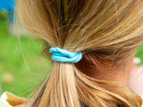 Close Faixa Elástica Azul Seu Cabelo Loiro Pão — Fotografia de Stock