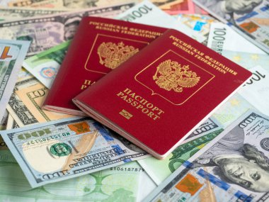 Üzerinde dolar banknotları gömülü bir Rus pasaportunun yakın çekimi haritada var. Seyahat ve dinlenme konsepti.